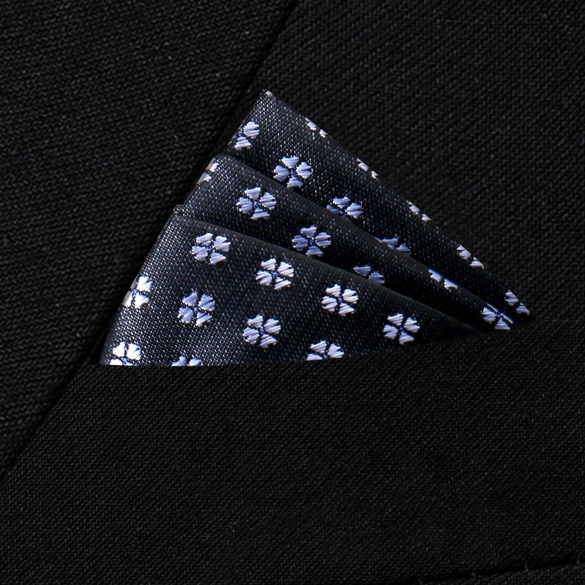 Costume pochette fond noir fleurs Bleu ciel