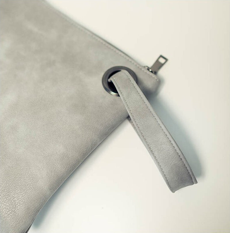 Sac pochette femme effet cuir dragonne détails