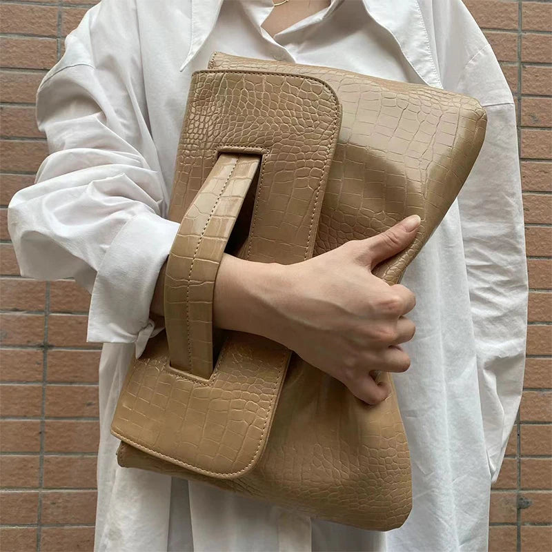 Sacs pochettes effet croco cafe au lait