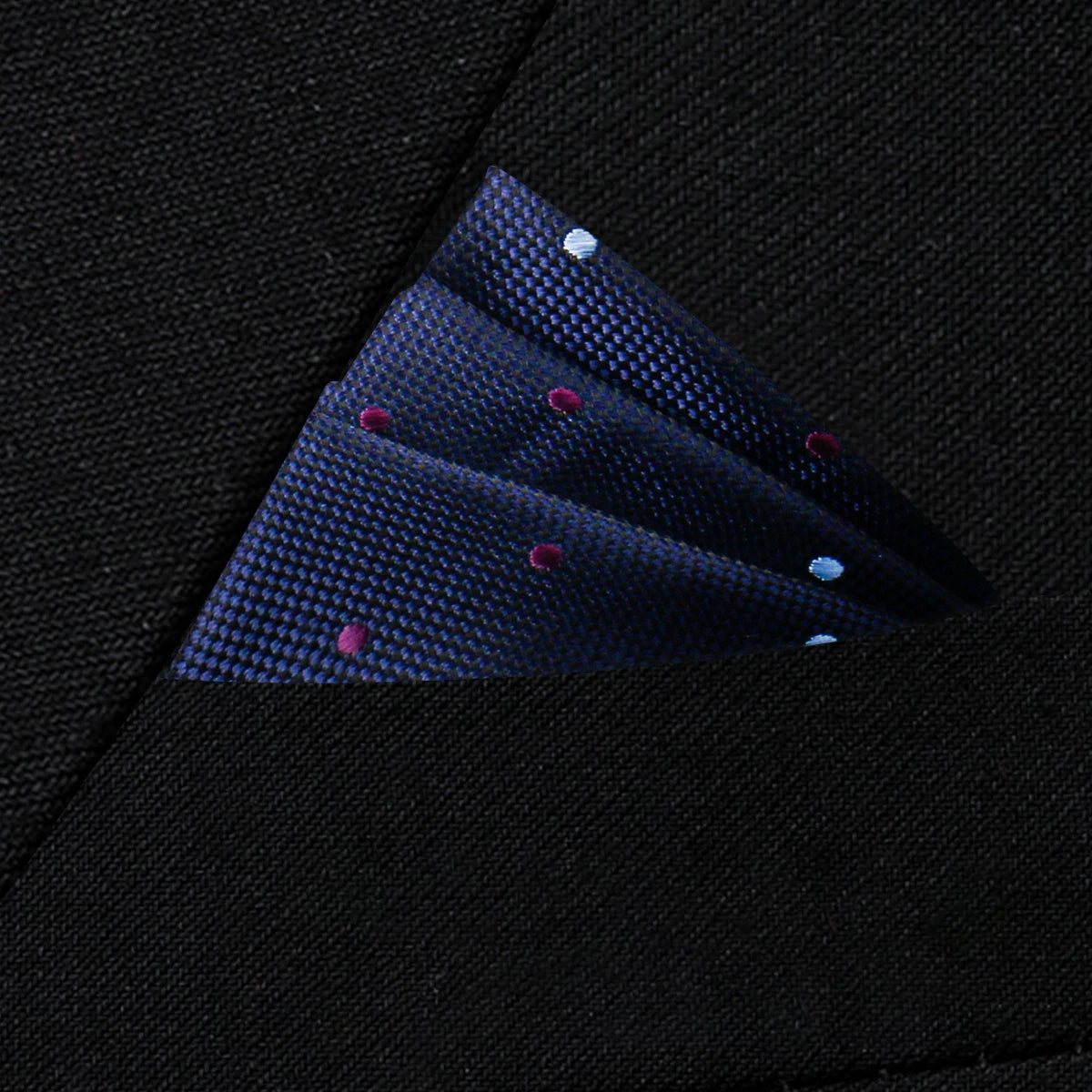 Costume pochette bleu nuit et petits pois rouges et bleu ciel