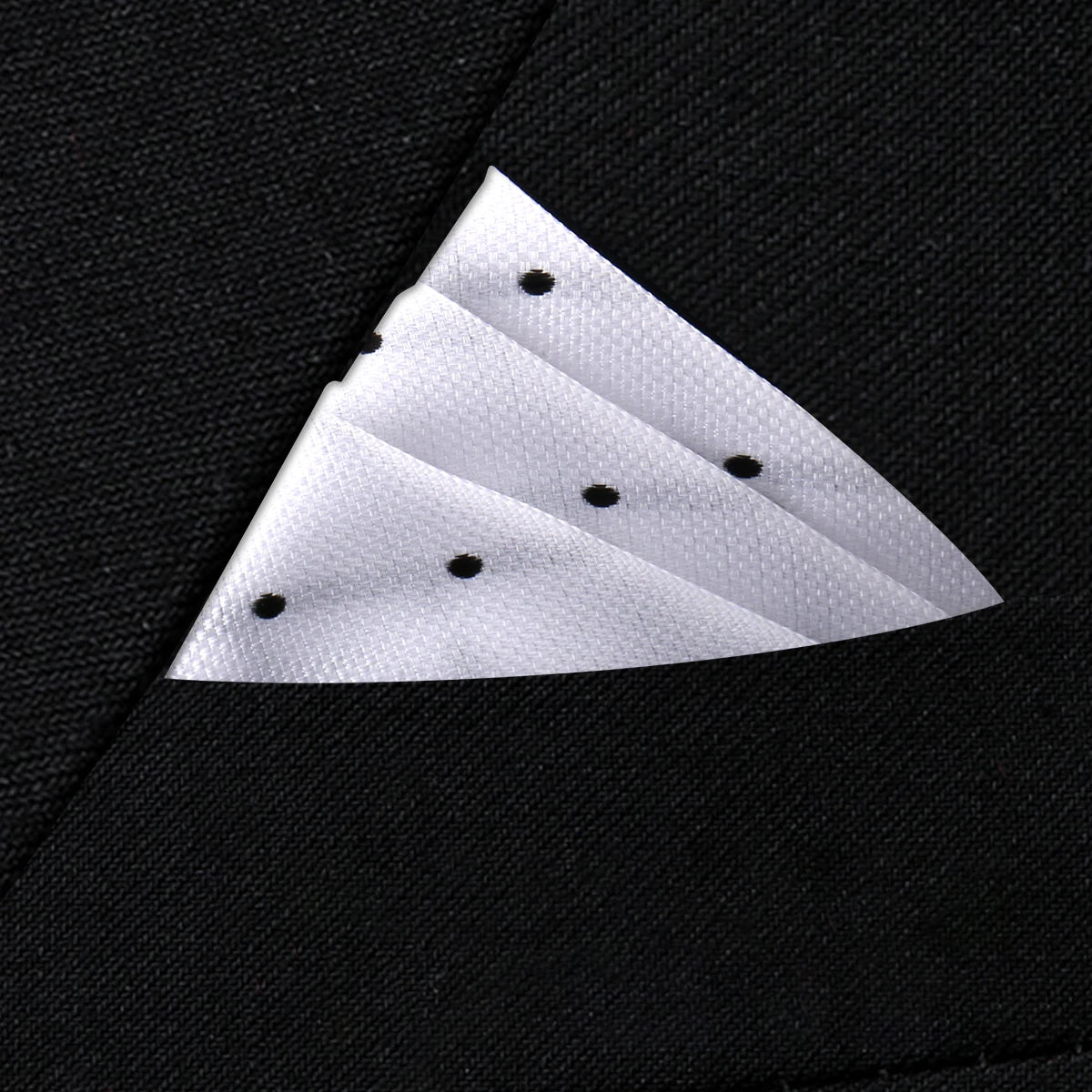 Costume pochette fond blanc et petits pois rouges noirs