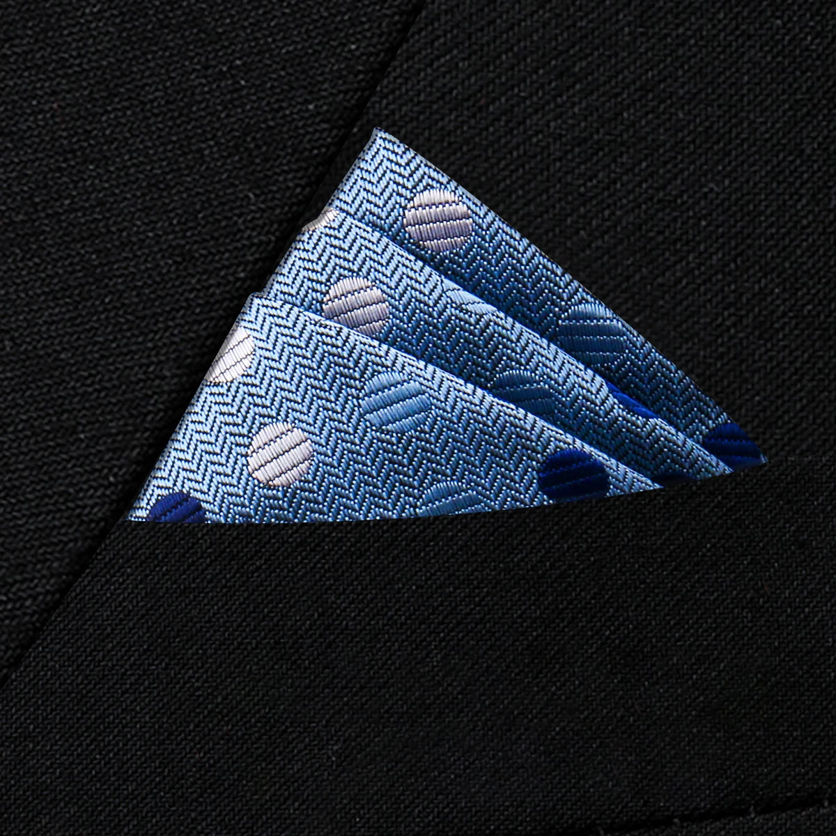 Costume pochette fond chevrons bleu ciel et  pois blancs et bleu marine