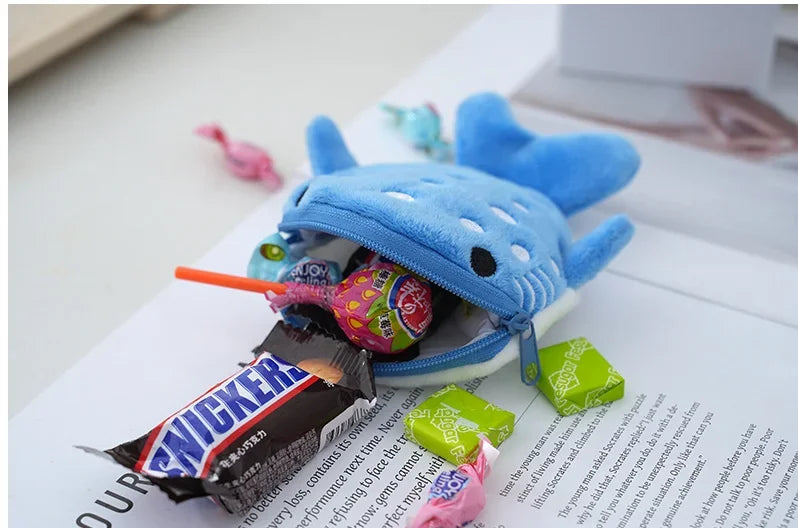 Petite pochette Requin baleine visuel  bleue detail contenance