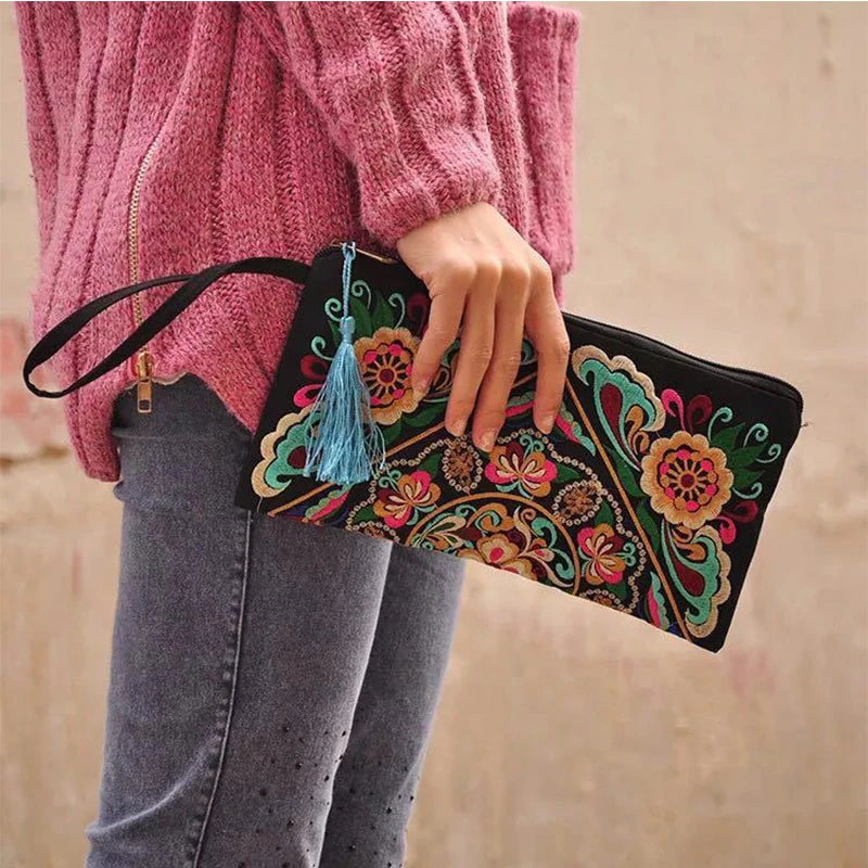 Pochette avec Broderie  motif floral pivoine fermeture zippée avec pompon