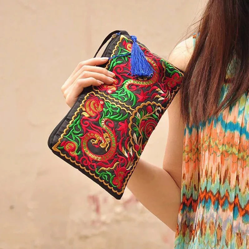 Pochette avec Broderies motif dragon fermeture zippée avec pompon