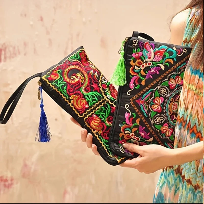 Pochette avec broderies florales et animales 
