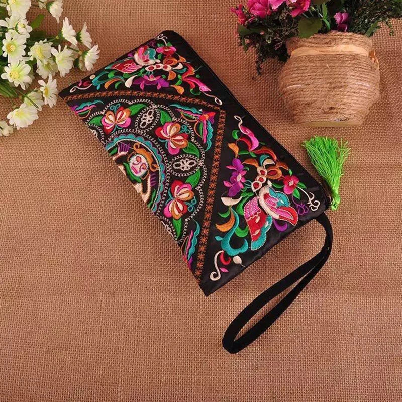 Pochette broderie motif floral pensées 