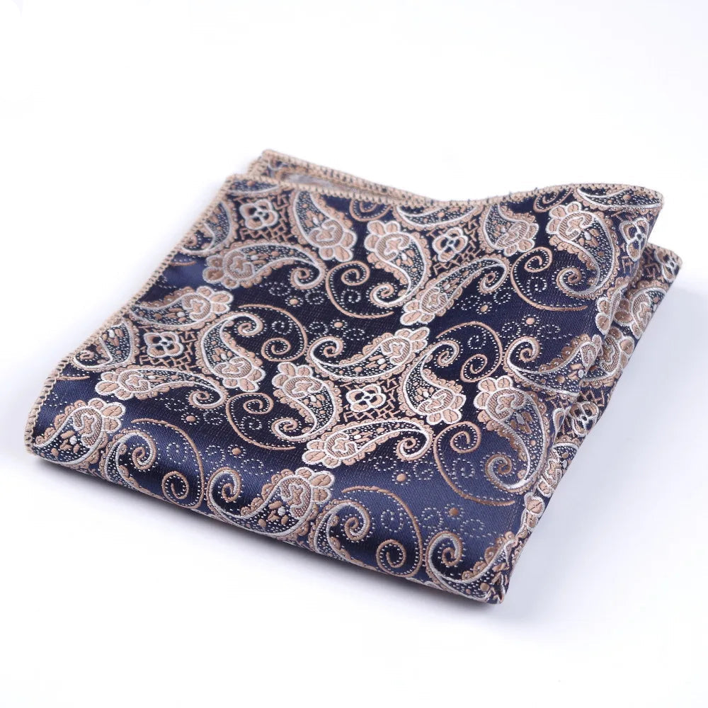 Pochette costume homme cachemire champagne sur fond bleu nuit 