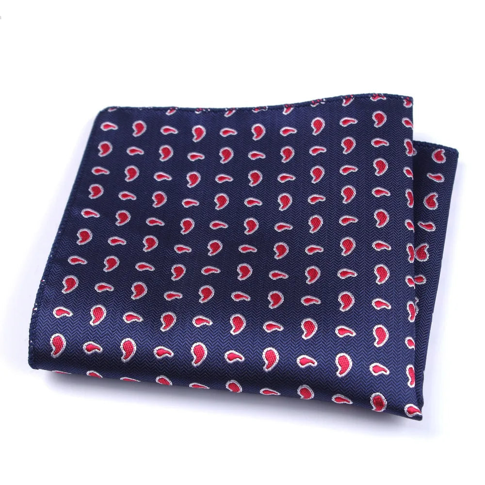 Pochette  costume homme cachemire rouge bordé blanc sur fond bleu