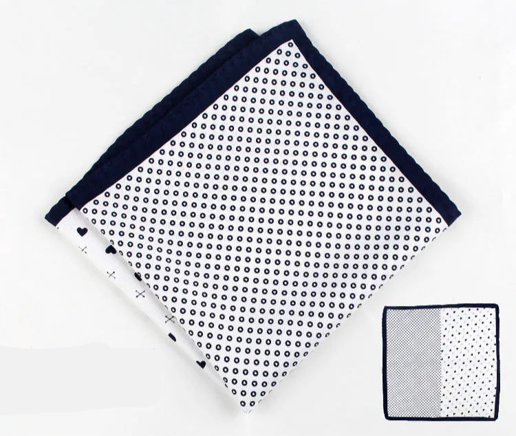 Pochette costumes fond blanc motif ronds noirs et coeurs