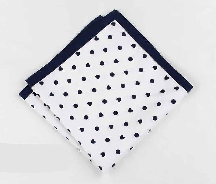 Pochette costumes fond blanc motifs coeurs et ronds noirs 