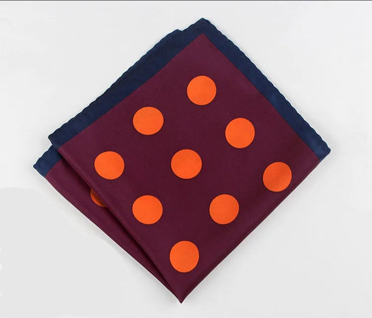 Pochette costumes fond rouge et gros pois orange