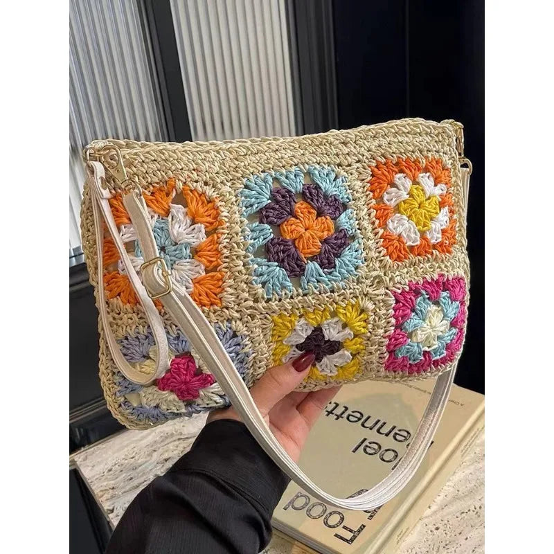Pochette crochet visuel et détails floraux et couleurs  