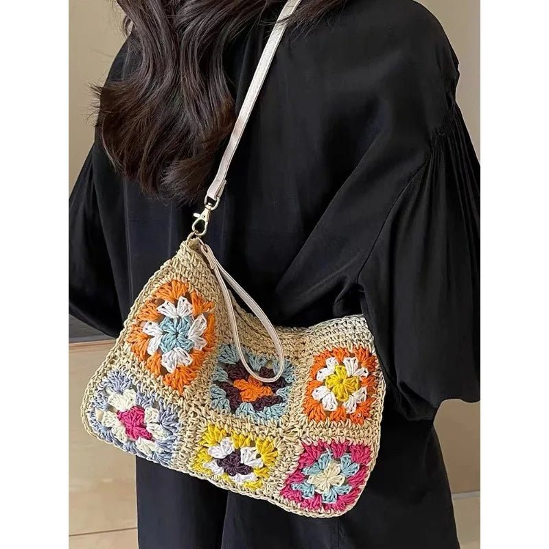 Pochette crochet visuel et détails floraux et couleurs  