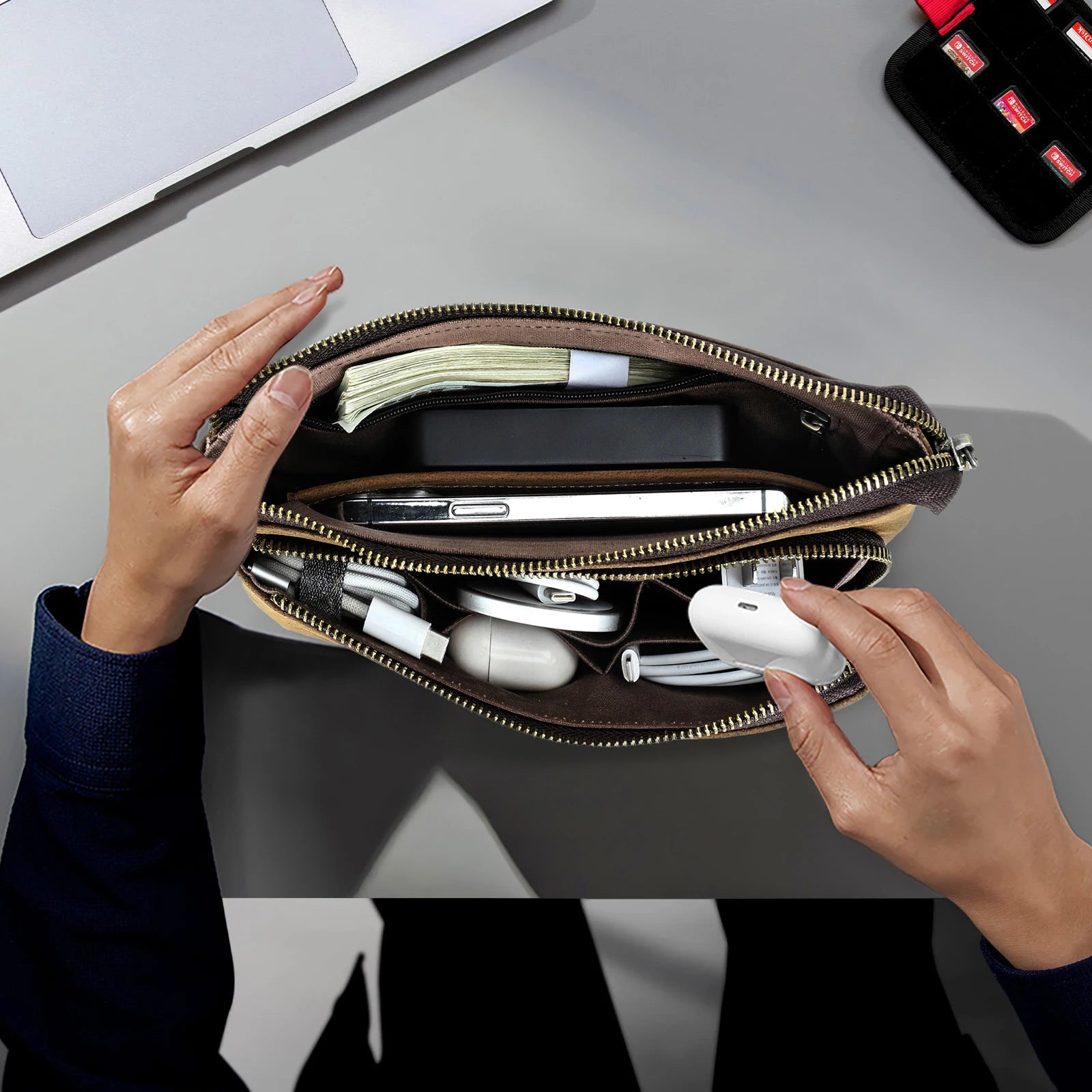 Pochette cuir homme visuel gros plan ouverte vue de haut 