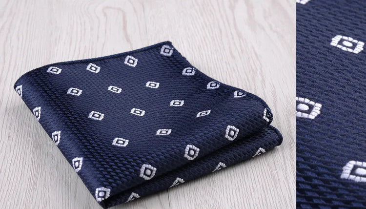 Pochette de costume bleu nuit et carreaux pois blanc