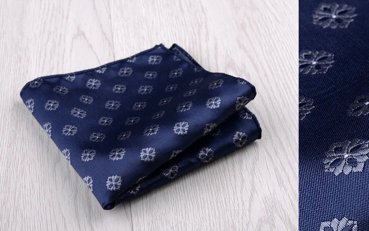 Pochette de costume bleu nuit et croix rosaces grises
