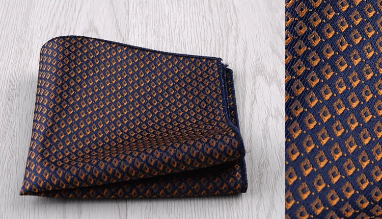 Pochette de costume bleu nuit et losange marron doré