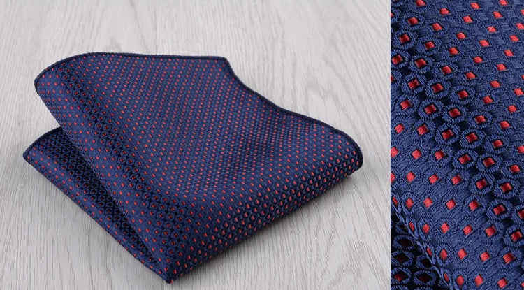 Pochette de costume bleu nuit et mini carreaux rouges