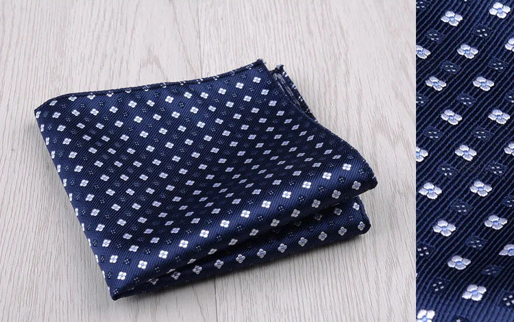 Pochette de costume bleu nuit  mini fleurs blanches
