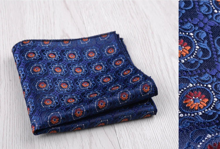 Pochette de costume bleu nuit paquerette rouge et blanche
