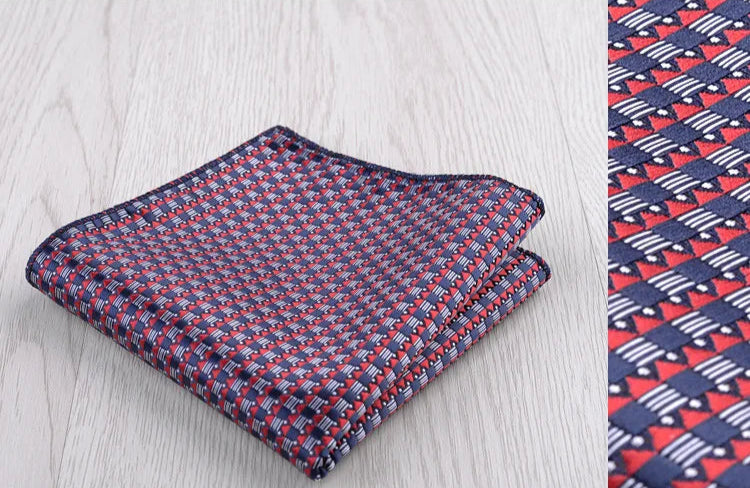 Pochette de costume  mini carreaux  et triangles bleu blanc rouge