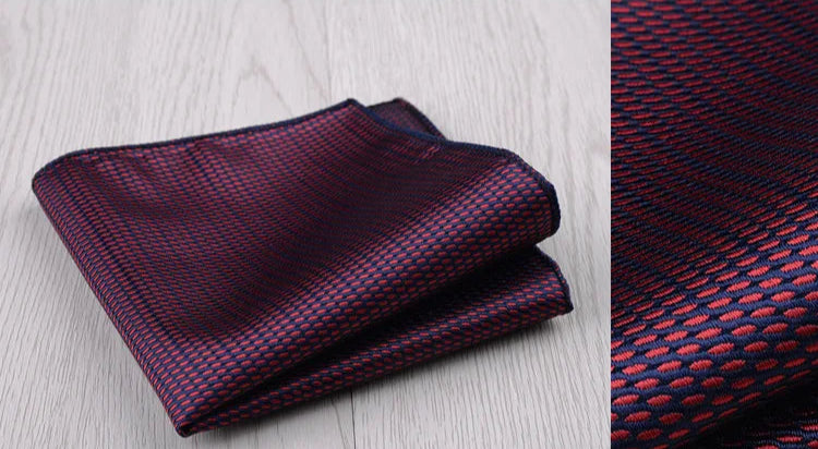 Pochette de costume rouge et bleu nuit