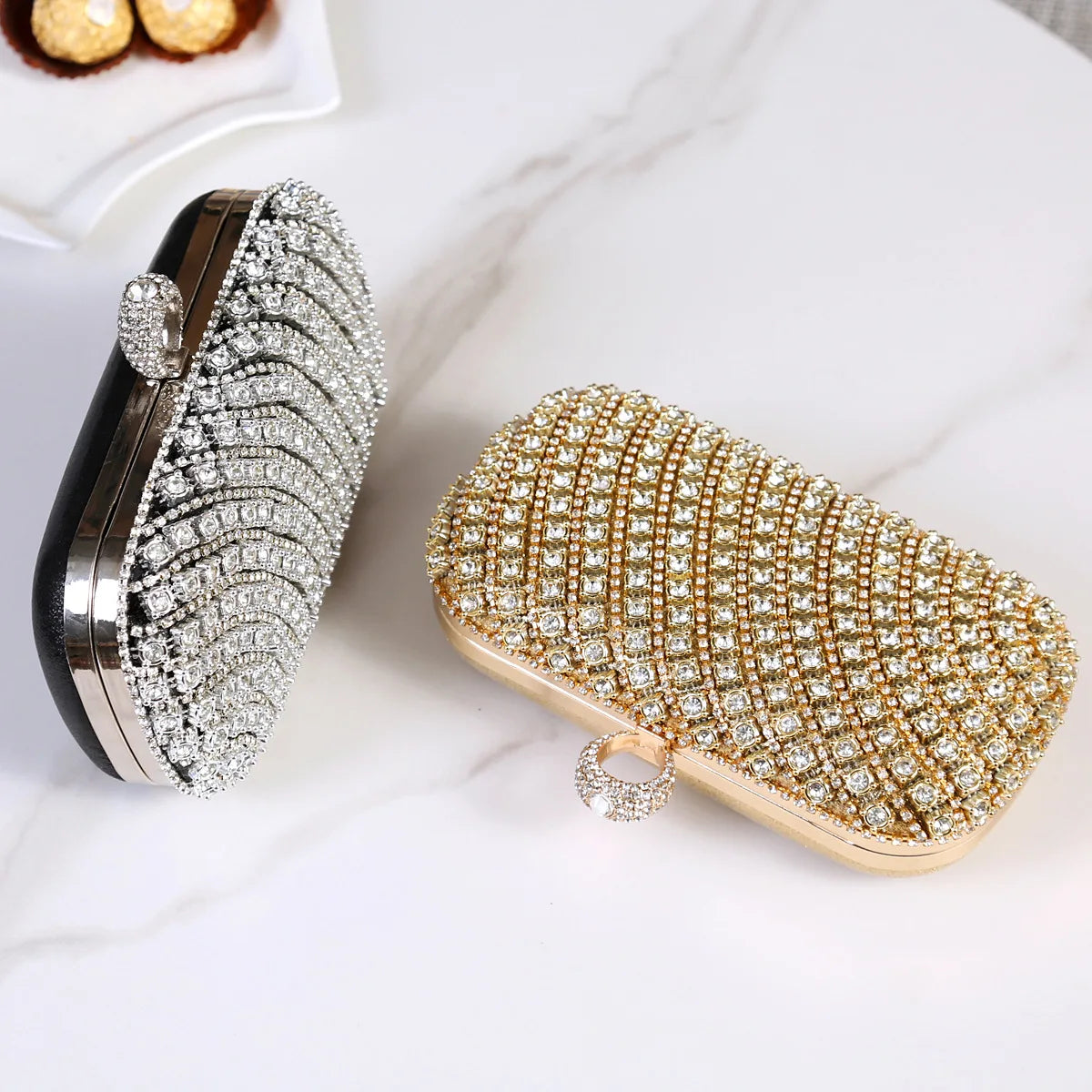 Pochette doré  argente et strass  visuel arrière 