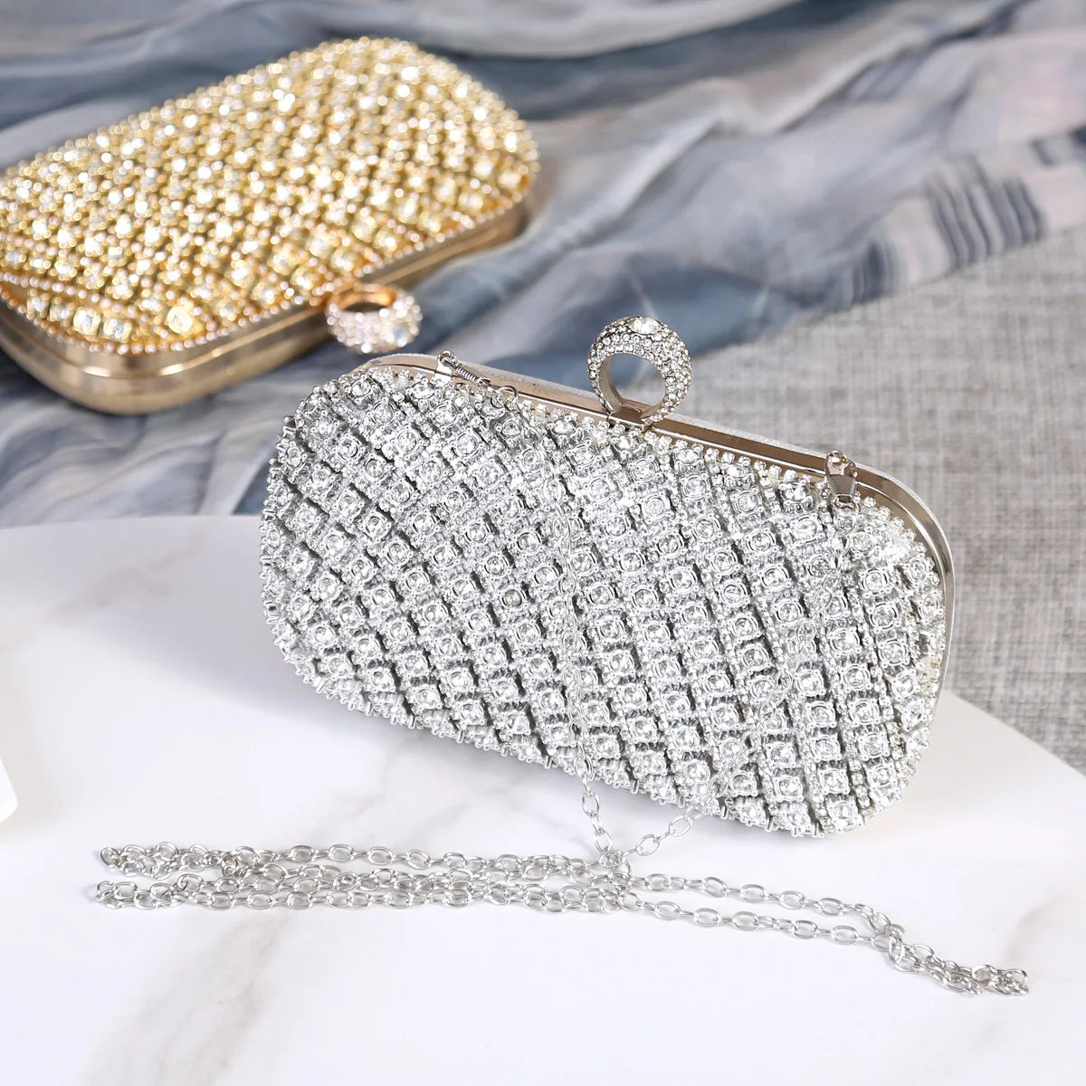 Pochette dore argentee avec strass et chainette bandouliere 