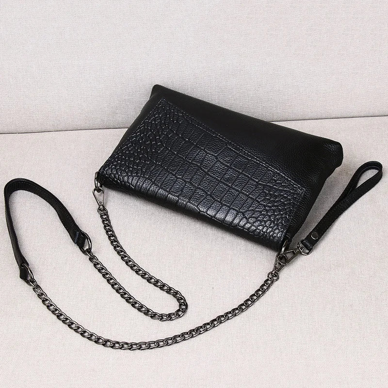 Pochette en cuir femme bandoulière  noire visuel dos et bandouliere chainette noire 