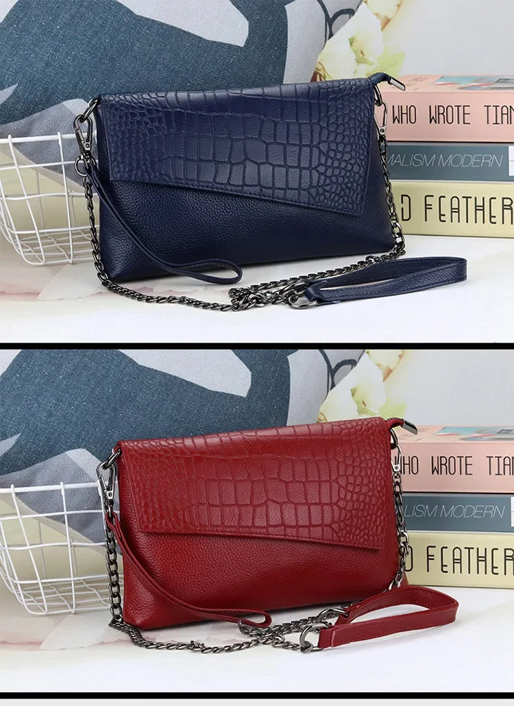 Pochette en cuir femme bandouliere  
 avant  bleu et rouge 
