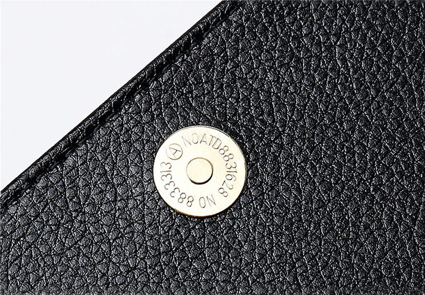 Pochette en cuir femme bandoulière  detail bouton aimanté