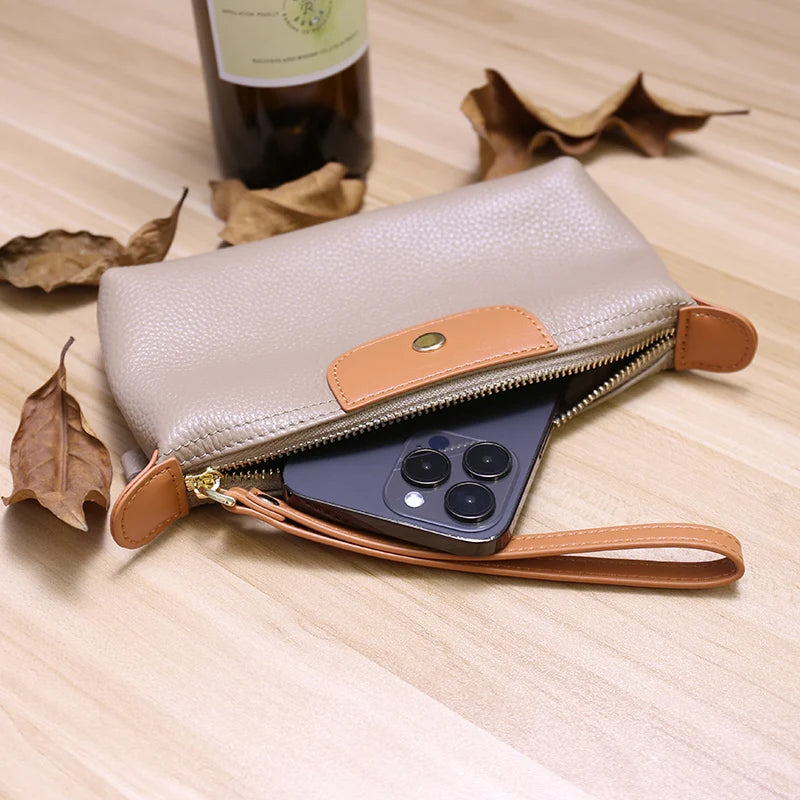 Pochette femme cuir marron glace souple  zip dragonne  contenu interieur  bicolore 