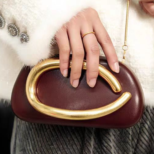 Pochette femme poignee doree portee