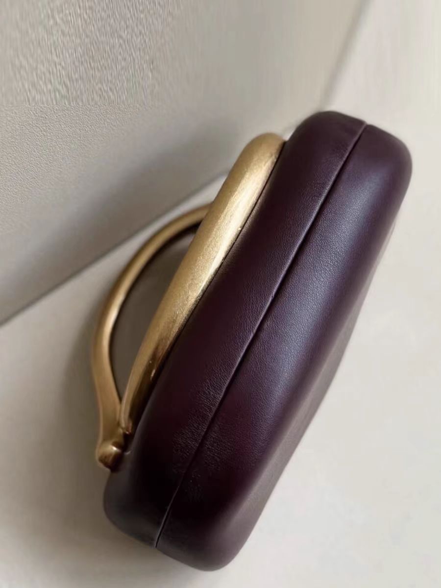Pochette femme poignee doree vue dessus