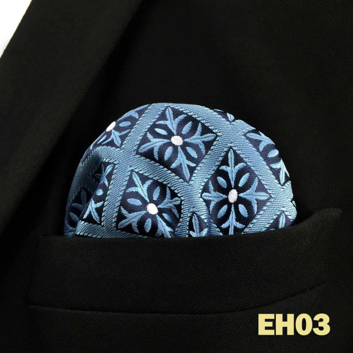 Pochette homme costume noir carreaux bleu ciel motifs fleurs de lys points blancs
