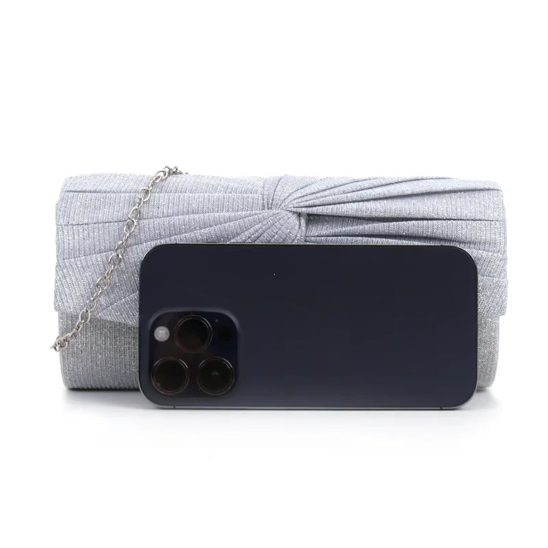Pochette luxe soiree argent avec bandouliere chainette proportion taille 