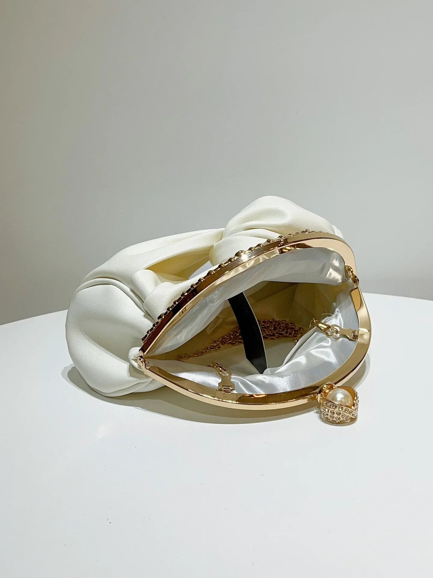 Pochette mariage  luxe satin et or ouverte 