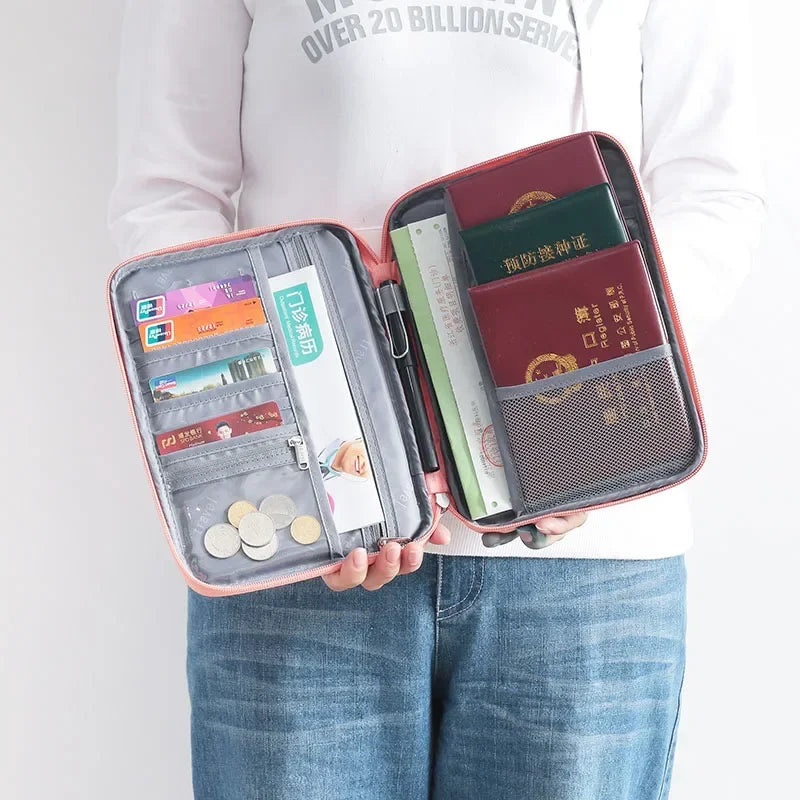 Pochette à passeport visuel rose ouvert avec  compartiments intérieurs