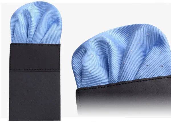 Pochette pour costume pre-pliee arrondie bleu ciel points blancs