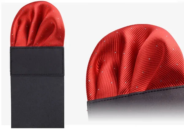 Pochette pour costume pre-pliee arrondie rouge points blancs