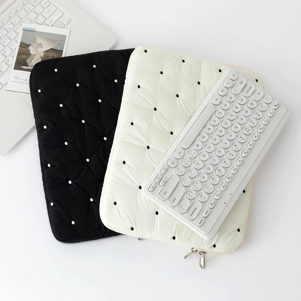 Pochette pour tablette  molleton coloris noir blanc motif capiton