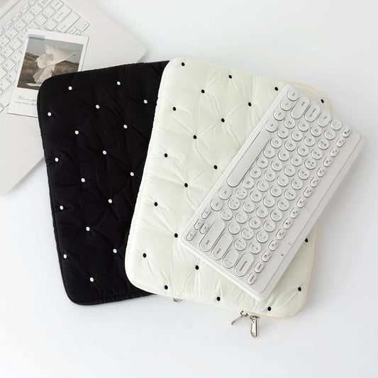 Pochette pour tablette  molleton coloris noir blanc motif capiton