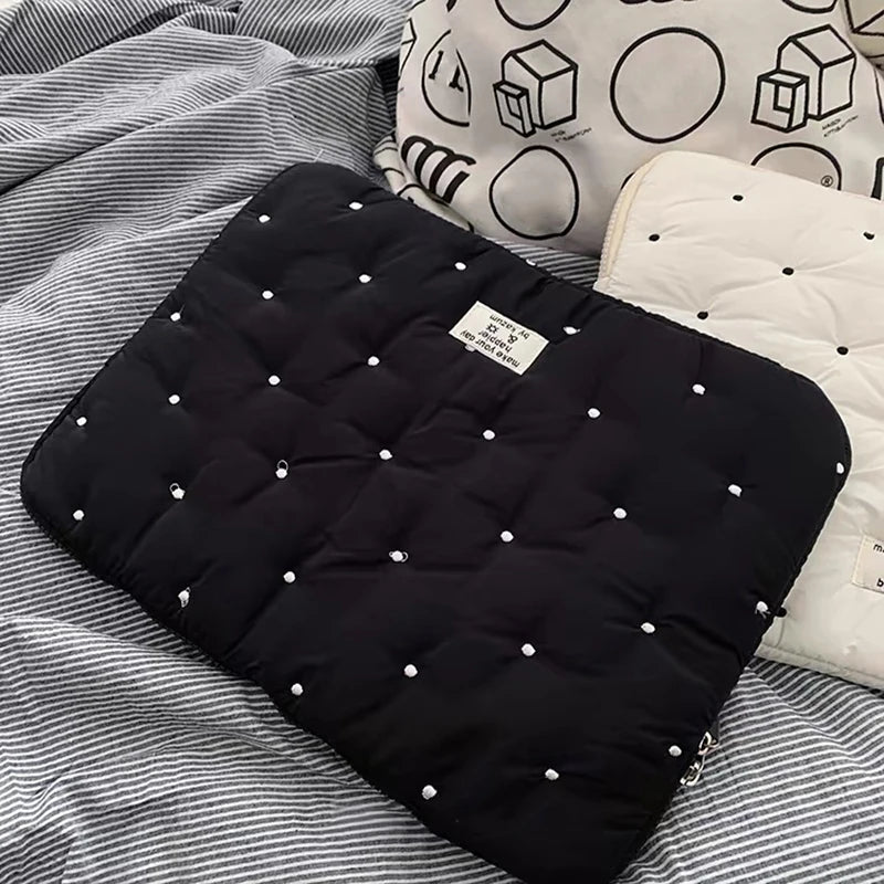 Pochette pour tablette  molleton visuel coloris  noir motif capiton