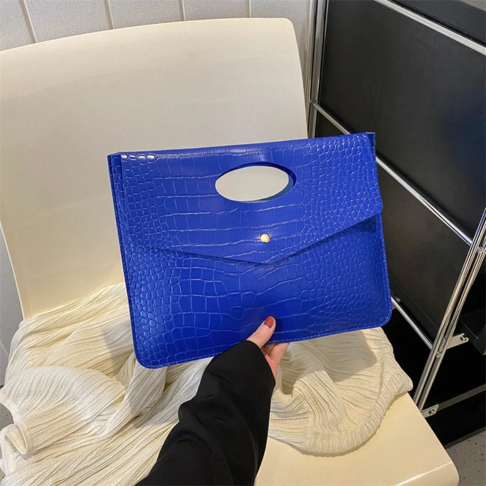 Pochette sac a main poignee effet croco bleu  electrique