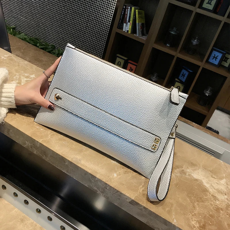 Pochette sac sangle porte main et dragonne argent