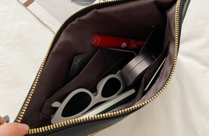 Pochette sac sangle porte main et dragonne compartiments interieurs