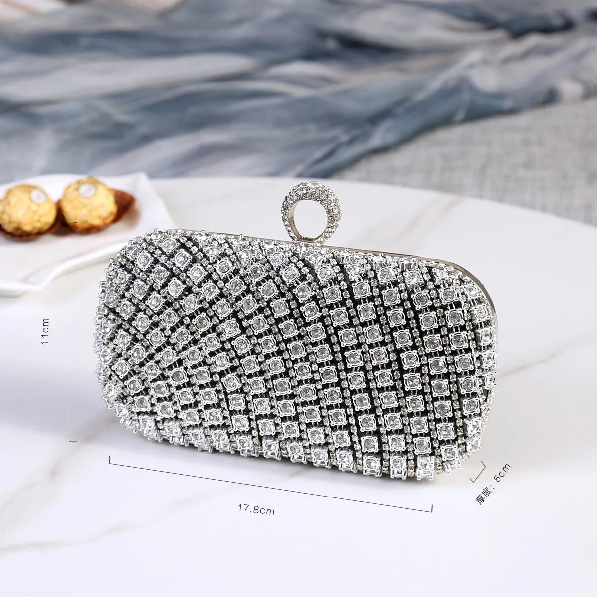 Pochette soiree argent et diamant dimensions 