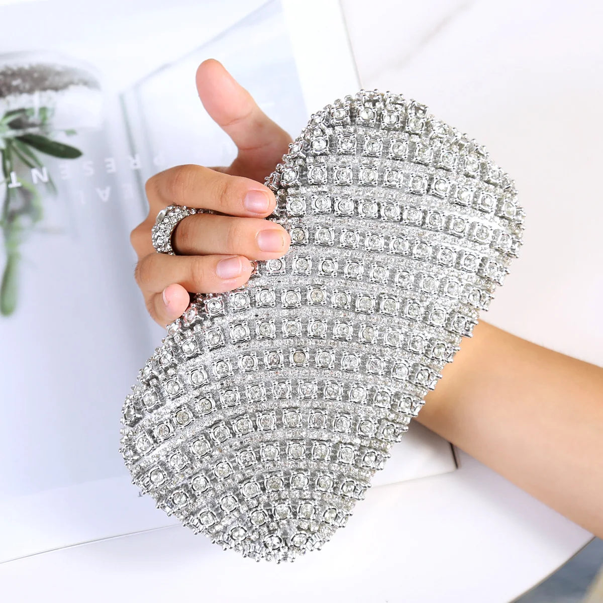 Pochette soiree argent et diamant porte main 