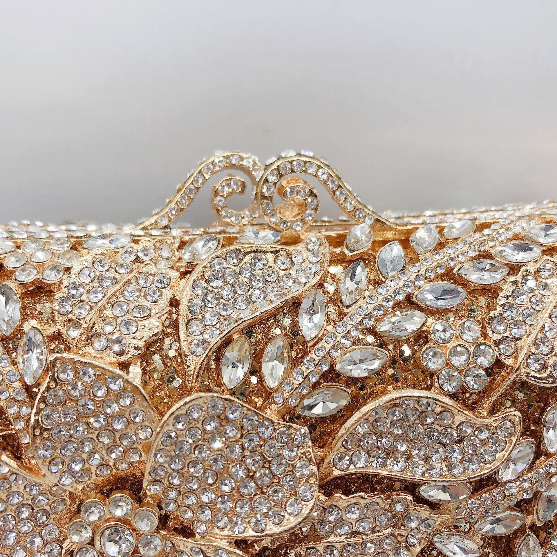 Pochette soiree floral diamants et or luxe 3/4details